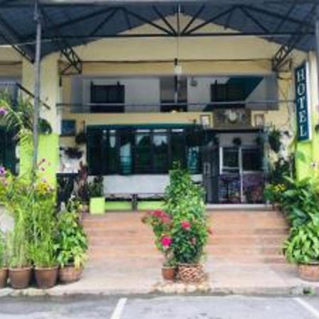 Oyo 90760 Lily Haven Hotel Тана Рата Екстериор снимка